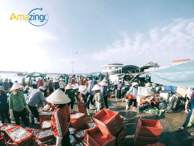 Khung cảnh mua bán tấp nập tại chợ hải sản Đồng Hới