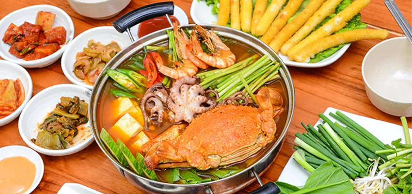 Cách trình bày hải sản tươi sống nấu cùng kim chi (Haemul-kimchi-jeon-gol 해물김치전골) tại nhà hàng.