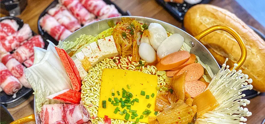 Biến tấu xúc xích xào kim chi cho bữa xế ngon miệng và lạ mắt.