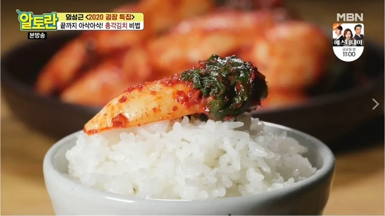 Đĩa kim chi củ cải đuôi ngựa rực rỡ sắc màu cho bữa cơm gia đình