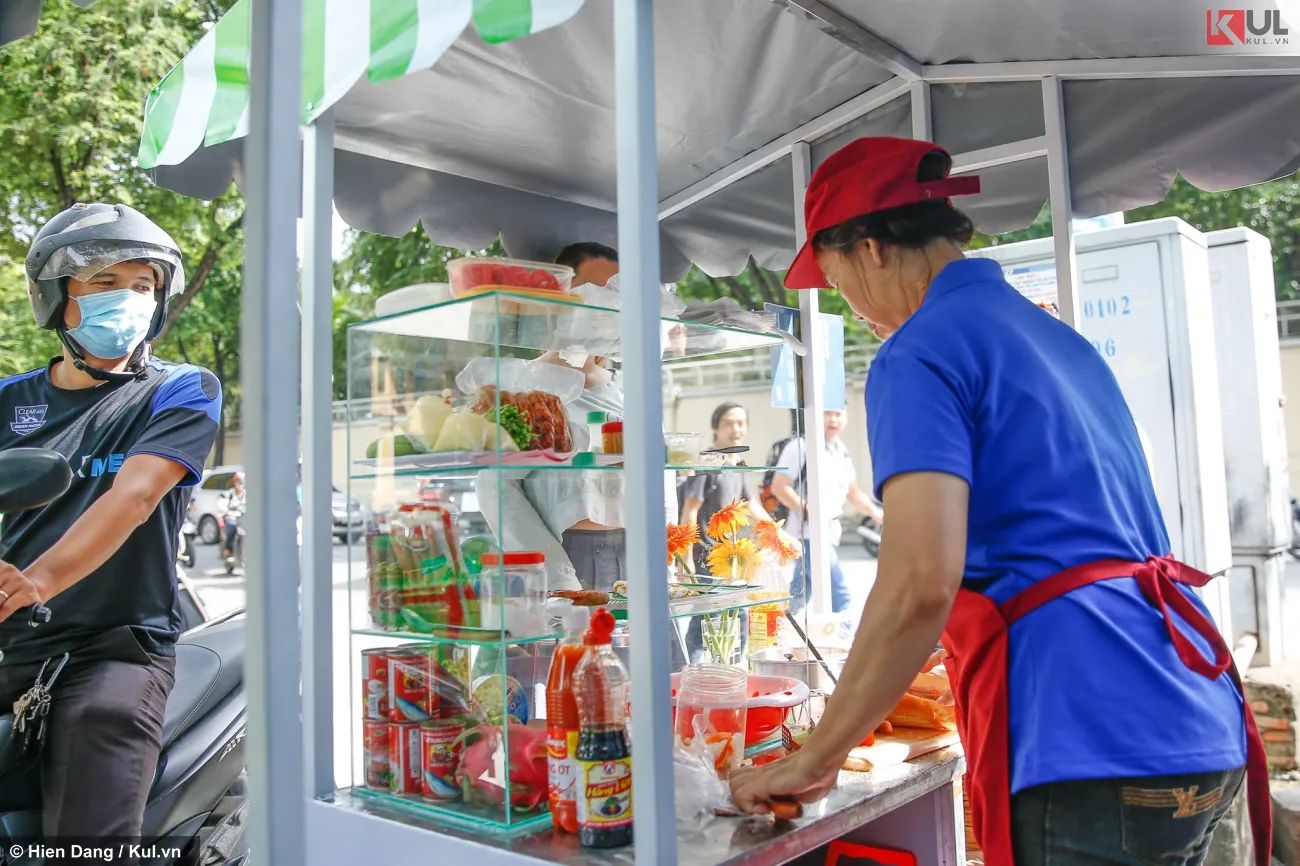 Phục vụ bữa sáng nhanh gọn cho học sinh và công nhân khu công nghiệp