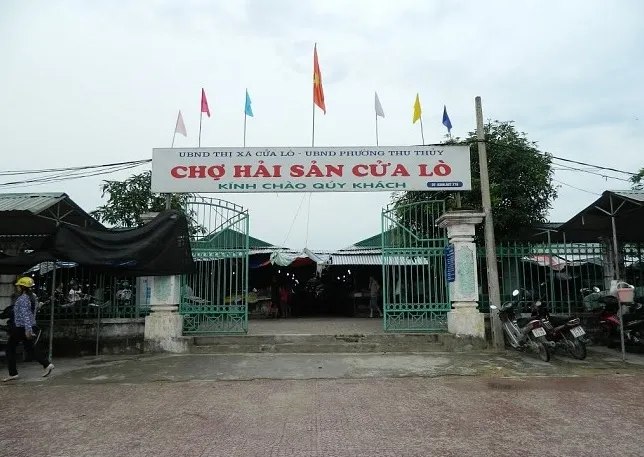 Chợ Thu Thủy với nhiều loại hải sản tươi sống