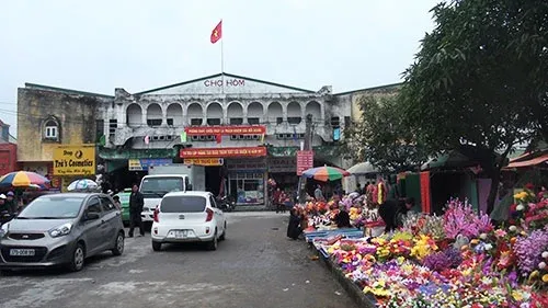 Chợ Hôm hoạt động vào buổi chiều