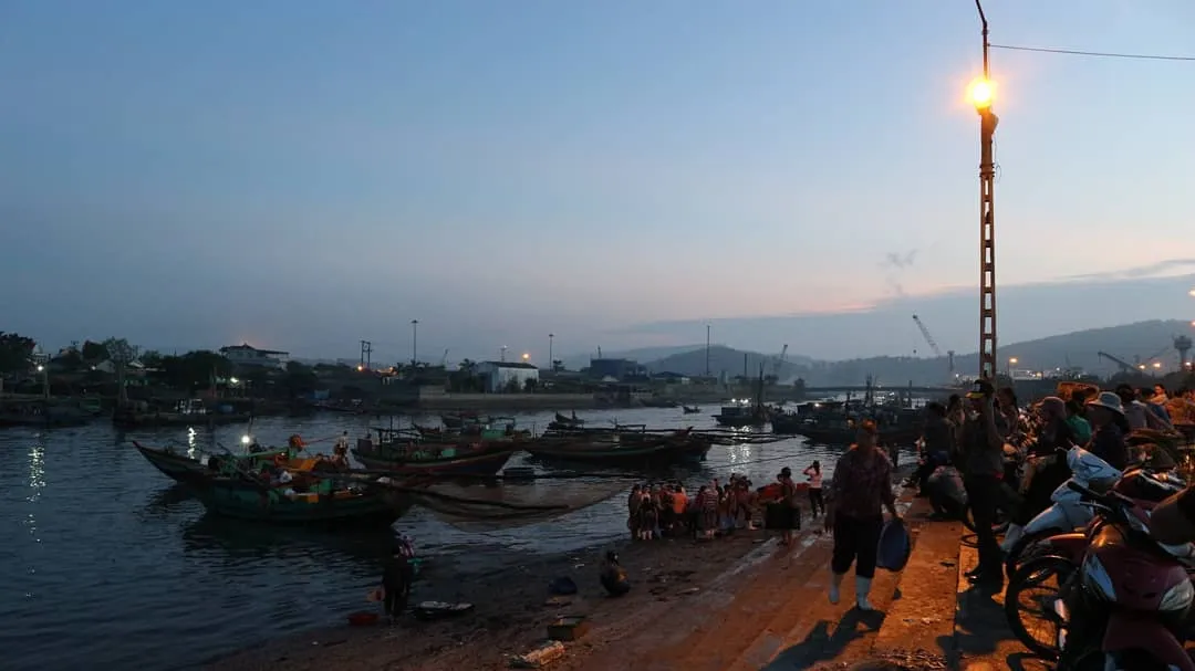 Chợ bến cá Nghi Thủy với hải sản tươi ngon