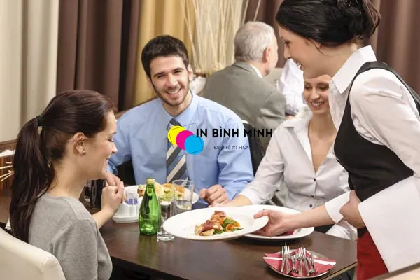Nhân viên phục vụ chuyên nghiệp tại nhà hàng Hàn Quốc