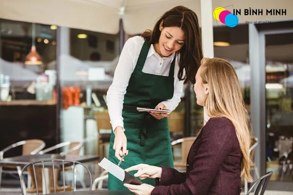 Tác phong chuyên nghiệp của nhân viên phục vụ