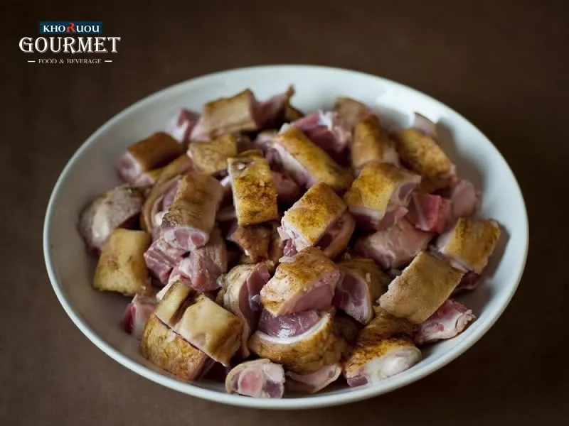 Sơ chế chân giò bằng cách thui vàng da