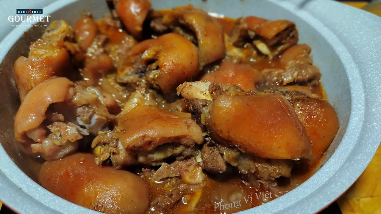 Thịt lợn giả cầy thành phẩm với màu vàng nâu hấp dẫn