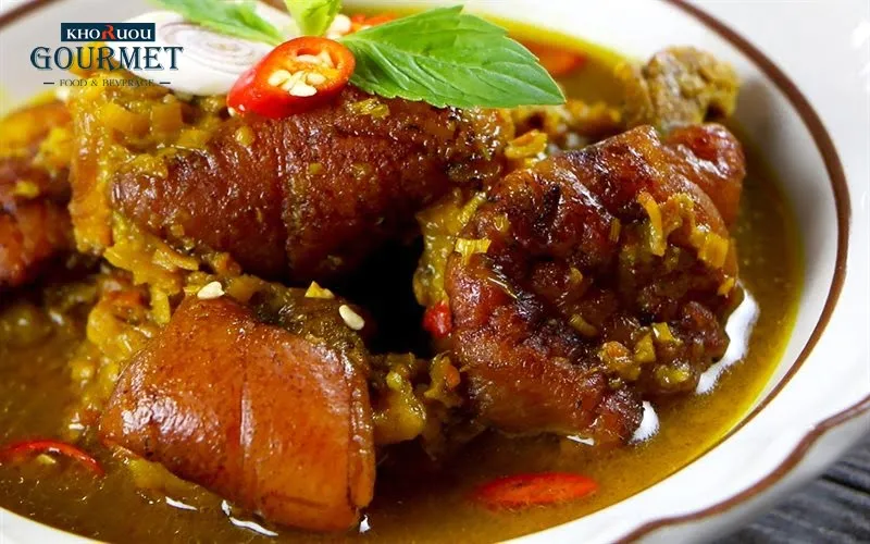 Trình bày thịt lợn giả cầy ra bát, rắc thêm rau thơm