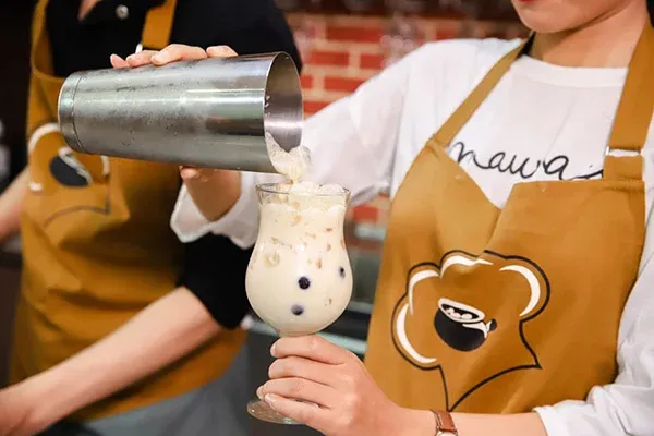 Lắc trà sữa trong bình để tạo bọt và độ lạnh