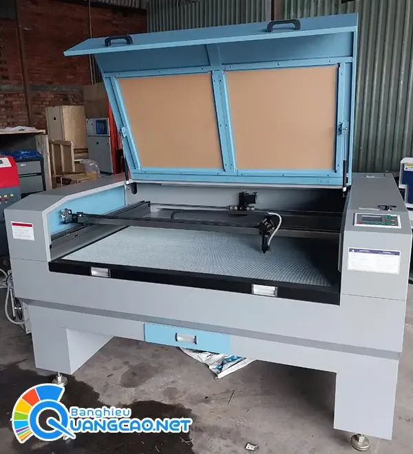 máy cắt laser tại công ty Banghieuquangcao.net