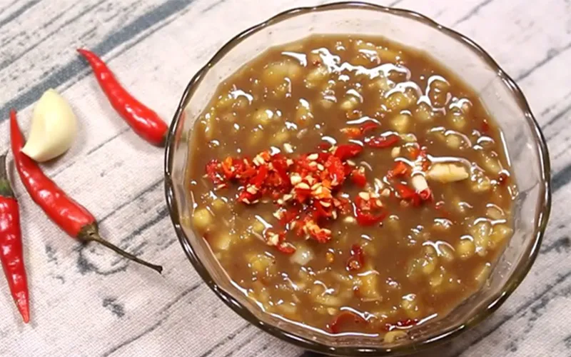 Pha mắm nêm ăn kèm với thịt bò