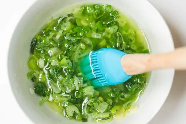 Mỡ hành xanh mướt giữ vai trò kích thích khứu giác