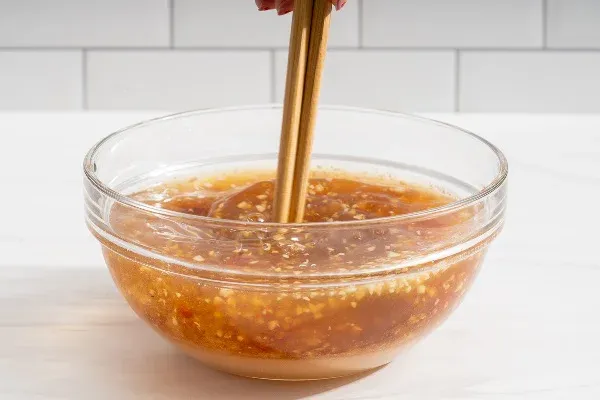 Hòa quyện các nguyên liệu để tạo ra tỷ lệ vàng cho nước chấm