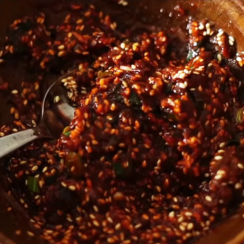 Khuấy đều hỗn hợp tương cho đến khi mịn mượt và dậy mùi thơm đặc trưng