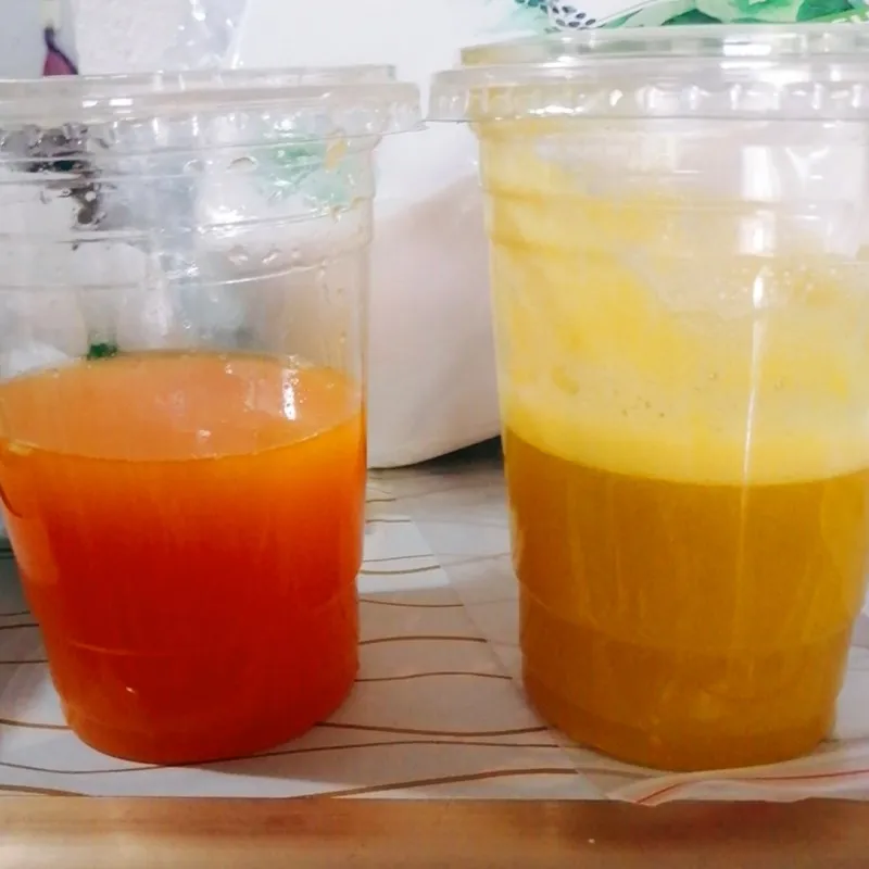 Pha trộn nước cam và nước dứa theo tỷ lệ chuẩn của đầu bếp chuyên nghiệp