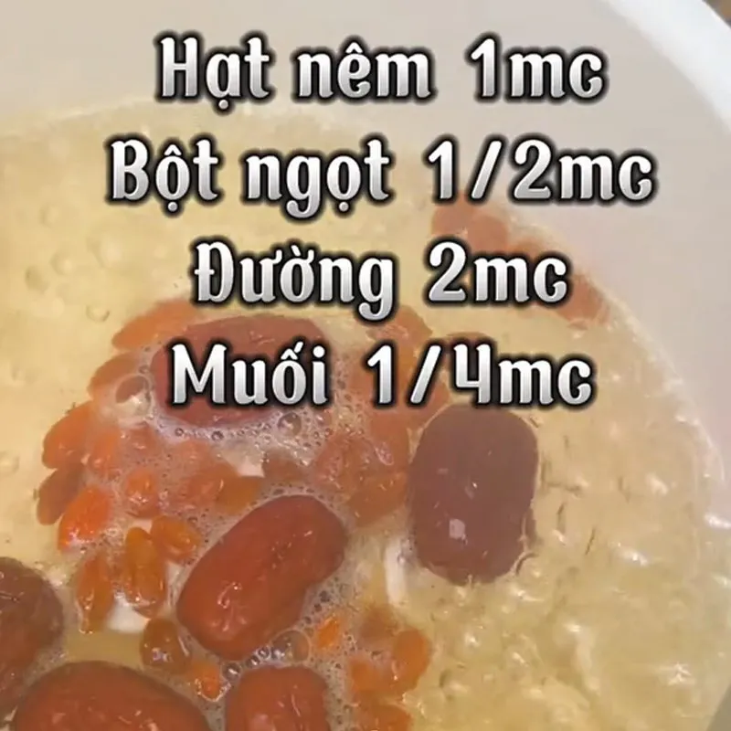 Làm nước um với các vị thuốc bổ cho món canh bầu với trứng vịt lộn