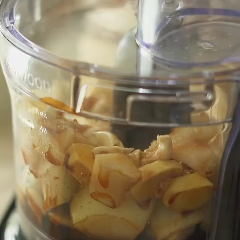 Hỗn hợp sốt ướp sau khi xay có độ sánh đặc, bao phủ đều lên từng miếng bò