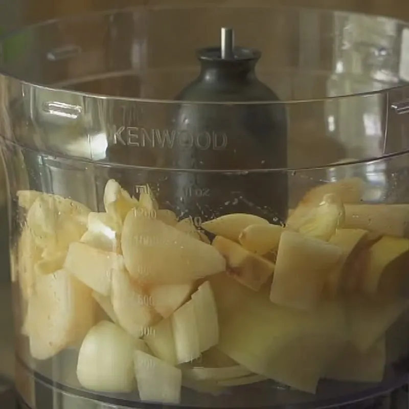 Xay nhuyễn các nguyên liệu tự nhiên để tạo ra sốt ướp thịt bò đậm đà