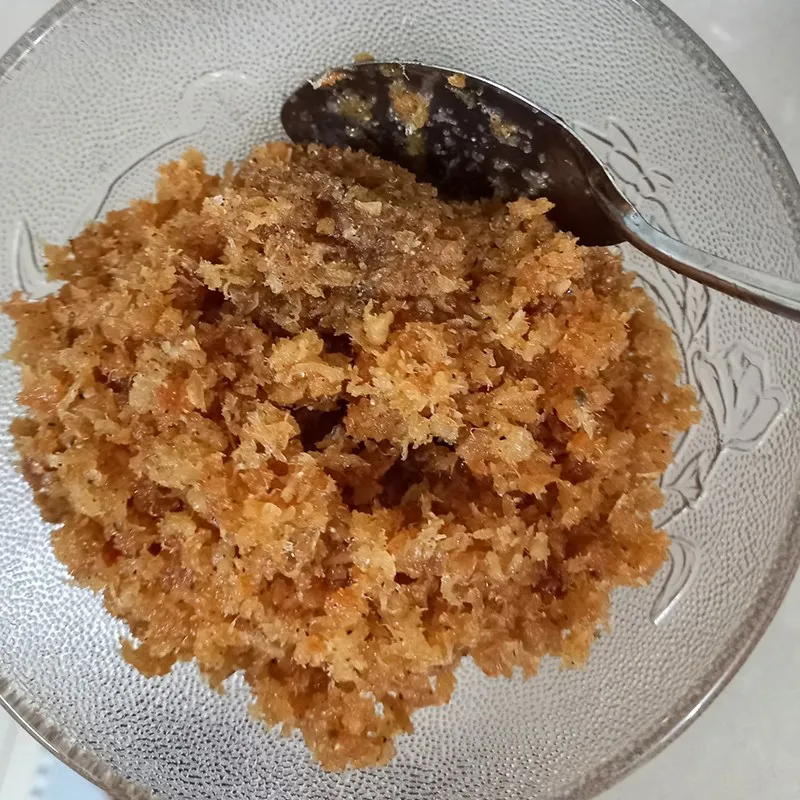 Ruốc tôm được xào khô trên chảo để làm nhân xôi mặn thập cẩm