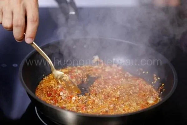 Làm sa tế tại nhà với ớt tươi và tỏi