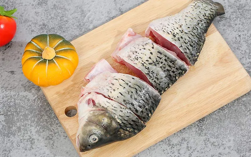 Làm sạch cá chép kỹ lưỡng là bước quan trọng đầu tiên khi thực hiện món ăn