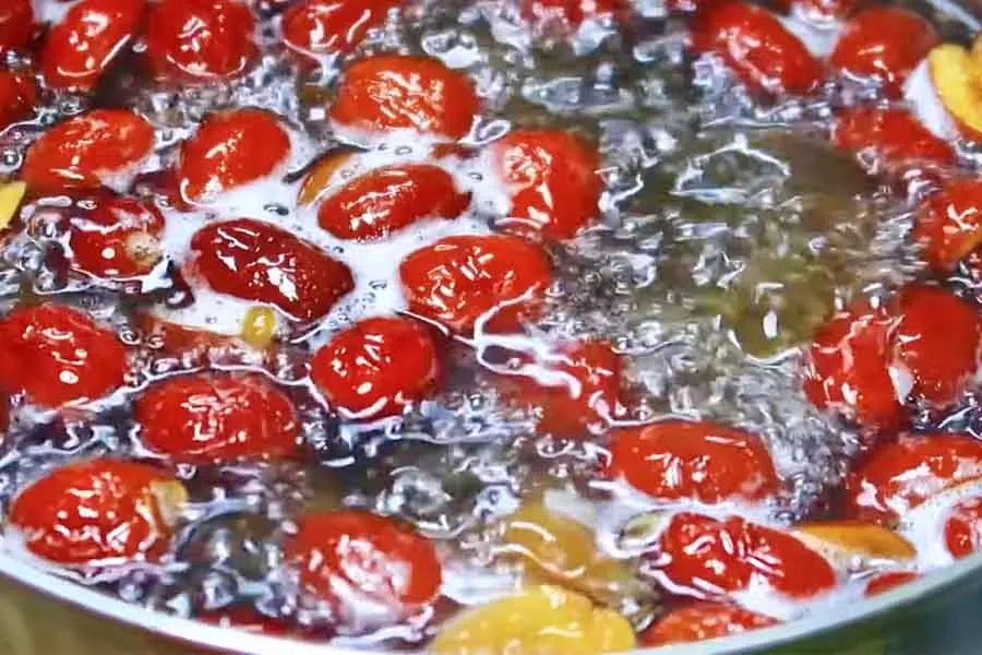 Nấu nhãn nhục và táo đỏ