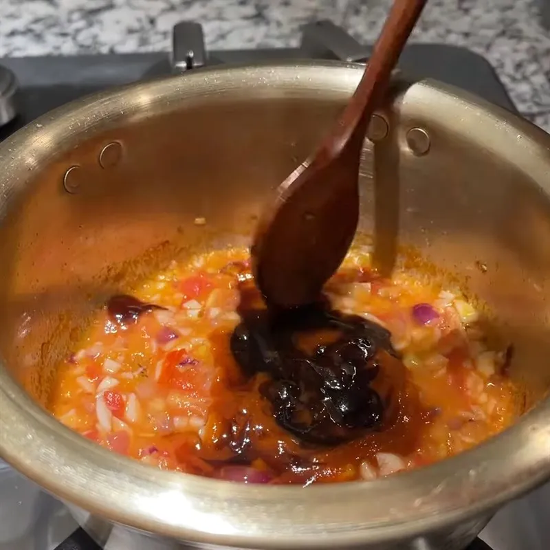 Việc bổ sung các loại tương giúp tăng độ đậm và màu sắc cho nước sốt