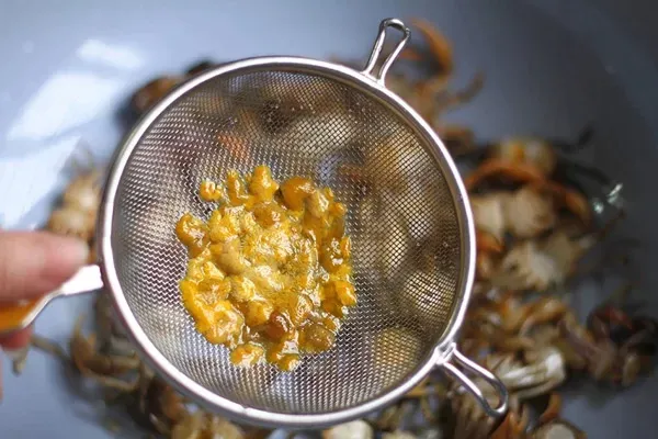 Làm thế nào để gạch cua không bị vỡ nát khi phi