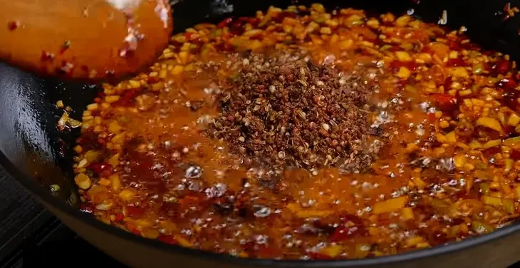 Xào cốt lẩu Tứ Xuyên với đầy đủ hương liệu và gia vị đặc trưng