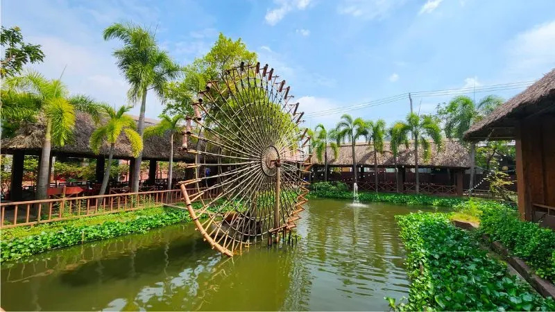 Làng ẩm thực sinh thái Bình Xuyên với không gian rộng lớn, hồ nước và nhà chòi mái lá truyền thống