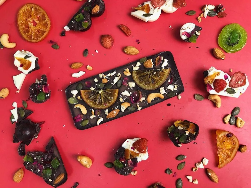 Socola đen và trái cây tươi là đồ ăn vặt cho mẹ bầu giàu chất chống oxy hóa.