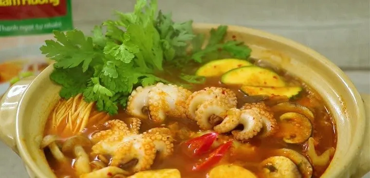 Nồi lẩu bạch tuộc nấu nấm kiểu Hàn Quốc