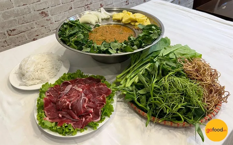 Lẩu bò lá giang với rau tươi