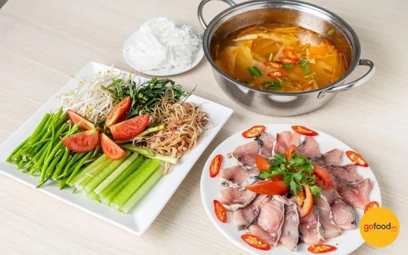 Nồi lẩu cá chép giòn nấu măng chua cay nồng hấp dẫn