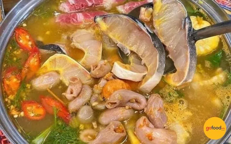 Set lẩu cá chép giòn thập cẩm đầy đủ topping thịt bò và hải sản