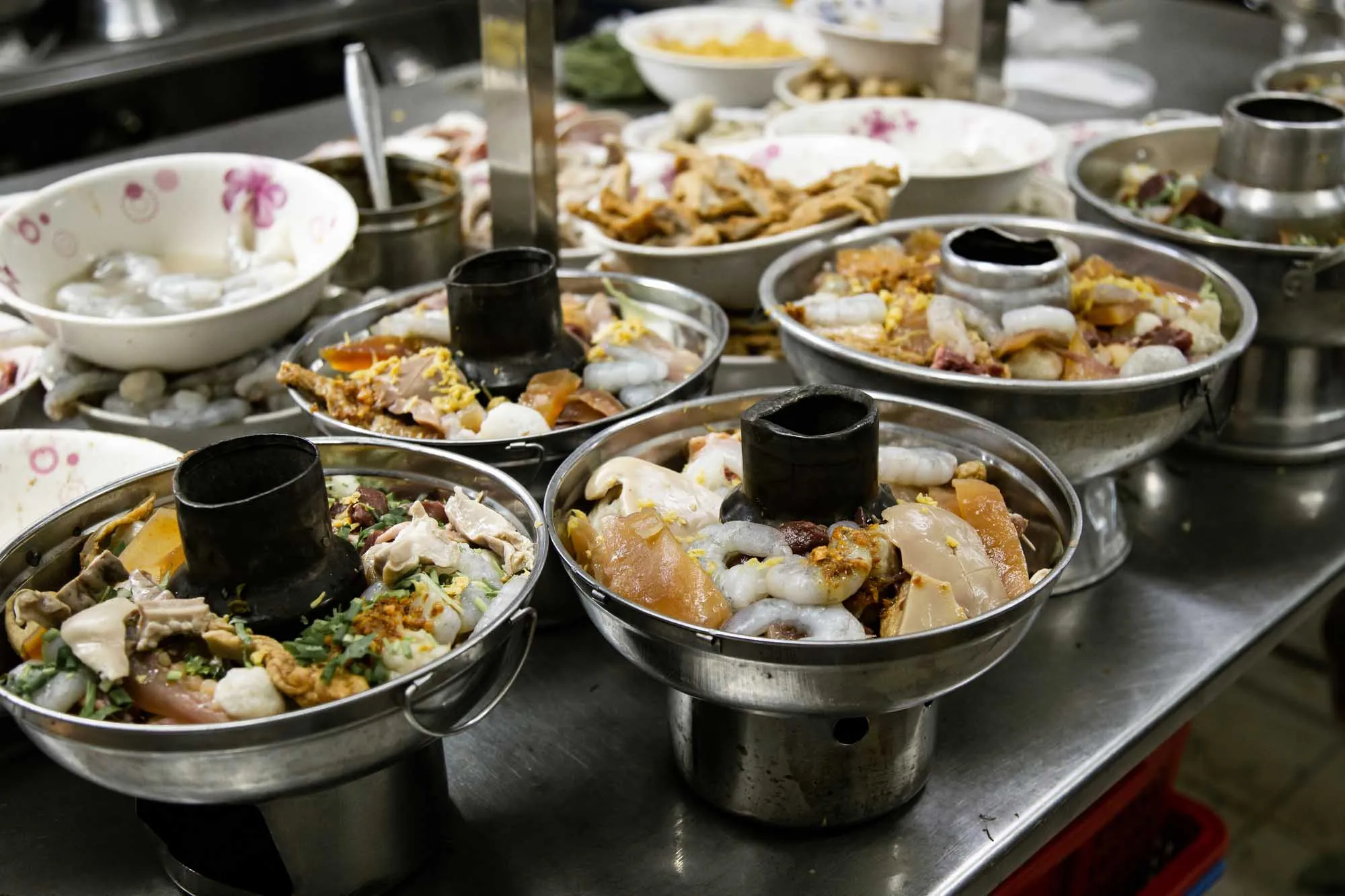 Nồi lẩu cá cù lao nghi ngút khói với đầy đủ tôm, mực và các loại cá viên tươi ngon