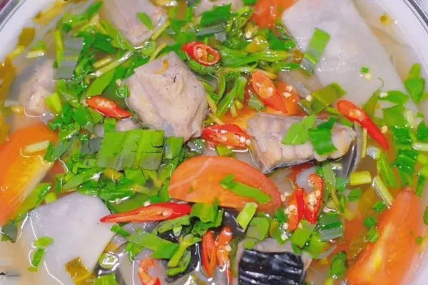 Thưởng thức món lẩu cá đuối măng chua cùng với bún