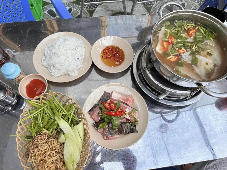 Lẩu cá đuối tại Tiệm Lẩu 100K Hiếu Thảo