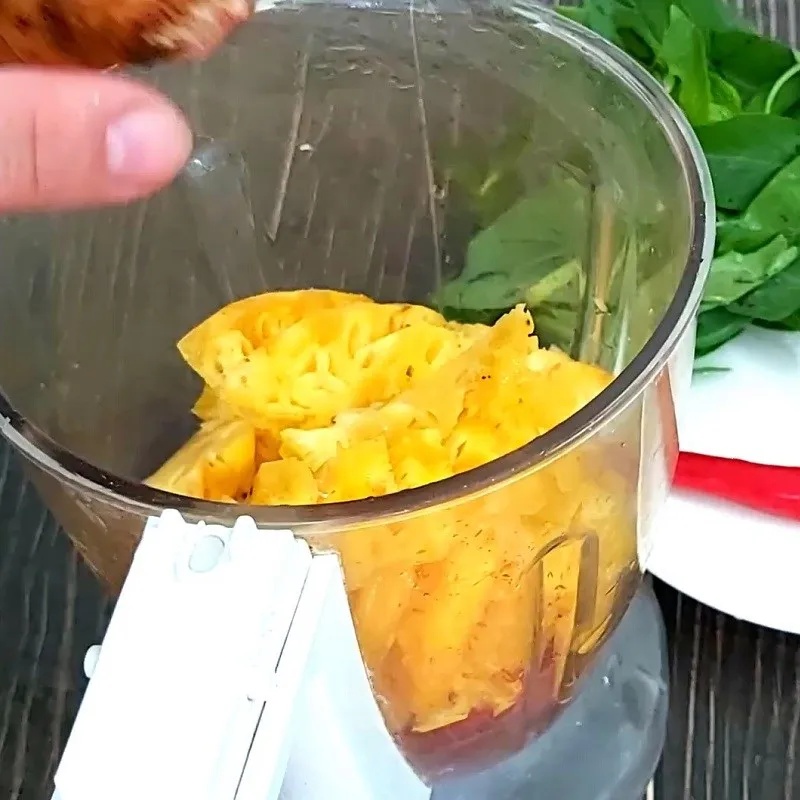 Xay nhuyễn nguyên liệu giúp nước lẩu đậm đà hơn