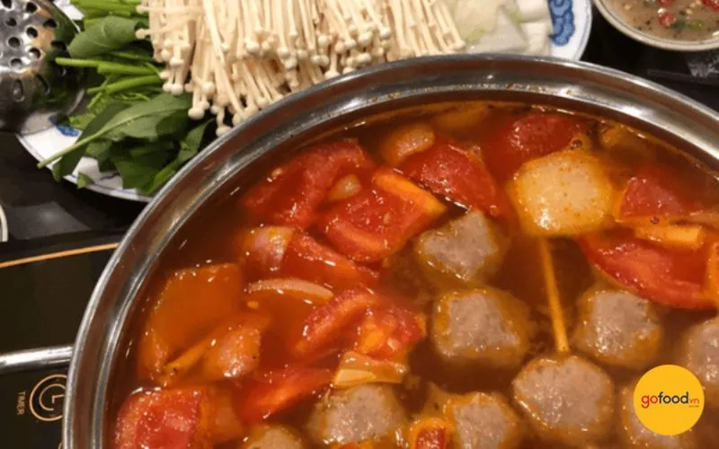 Nồi lẩu cá thác lác chua cay đầy đủ màu sắc hấp dẫn người ăn