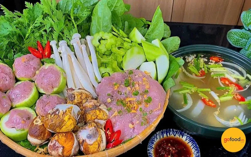 Sự kết hợp độc đáo giữa hột vịt lộn và cá thác lác trong món lẩu