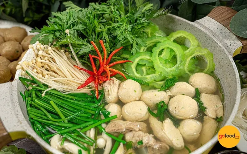 Lẩu nấm cá thác lác với nước dùng trong veo, viên cá tròn đều