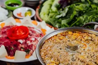 Lẩu cua đồng Hải Phòng là món ngon có màu sắc hấp dẫn, hương thơm nồng nàn