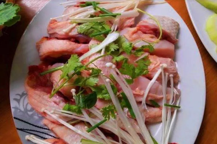 Gà được chặt thành từng miếng vừa ăn để trình bày lên đĩa