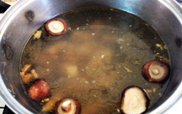 Nồi nước dùng lẩu gà đang sôi sùng sục với đầy đủ hương liệu