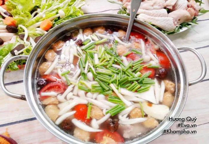 Bàn tiệc lẩu gà đầy đủ sắc màu vô cùng hấp dẫn người xem