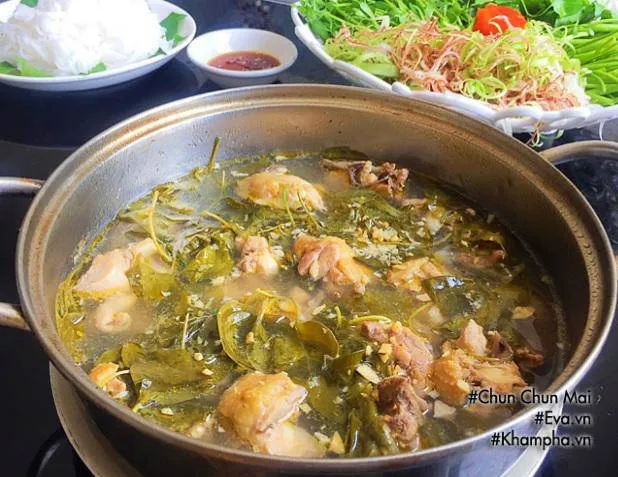 Nồi lẩu gà lá giang với vị chua thanh mát đặc trưng miền Nam