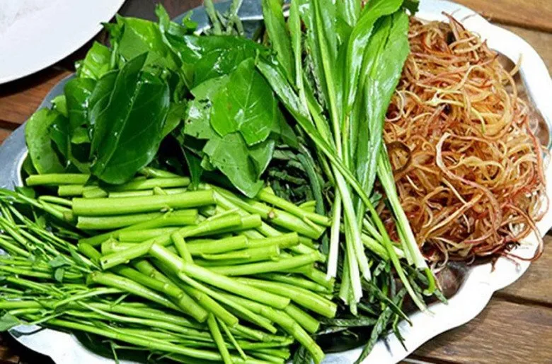 Rau xanh là thành phần quan trọng giúp cân bằng dinh dưỡng khi ăn lẩu