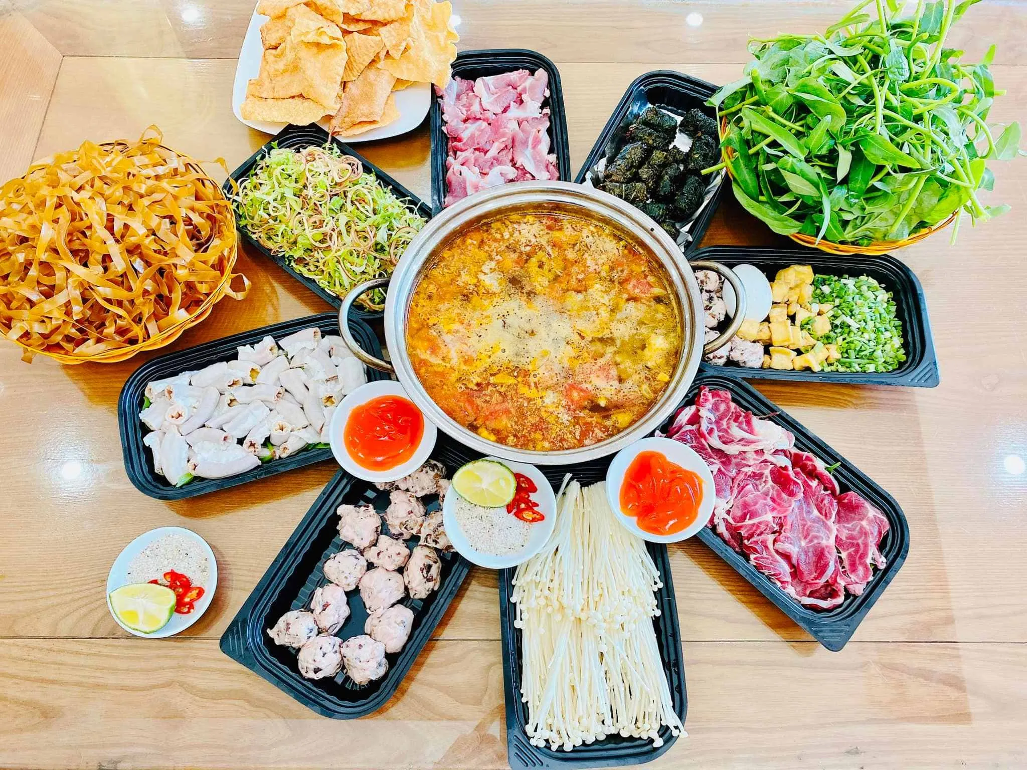 Set lẩu đầy đặn, thu hút thực khách